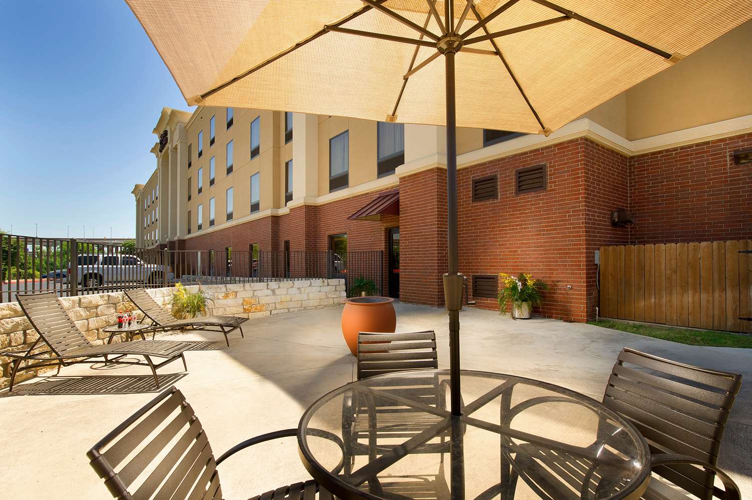 Hampton Inn & Suites San Antonio-Airport 2