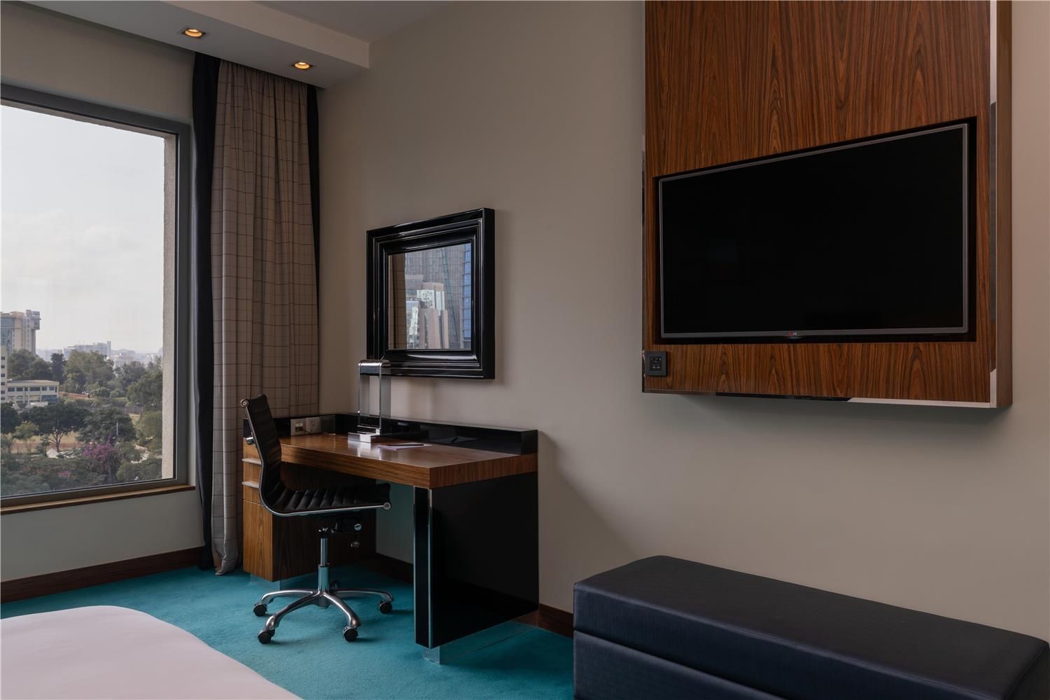 Executive Suite- 1 Bedroom Lounge Access