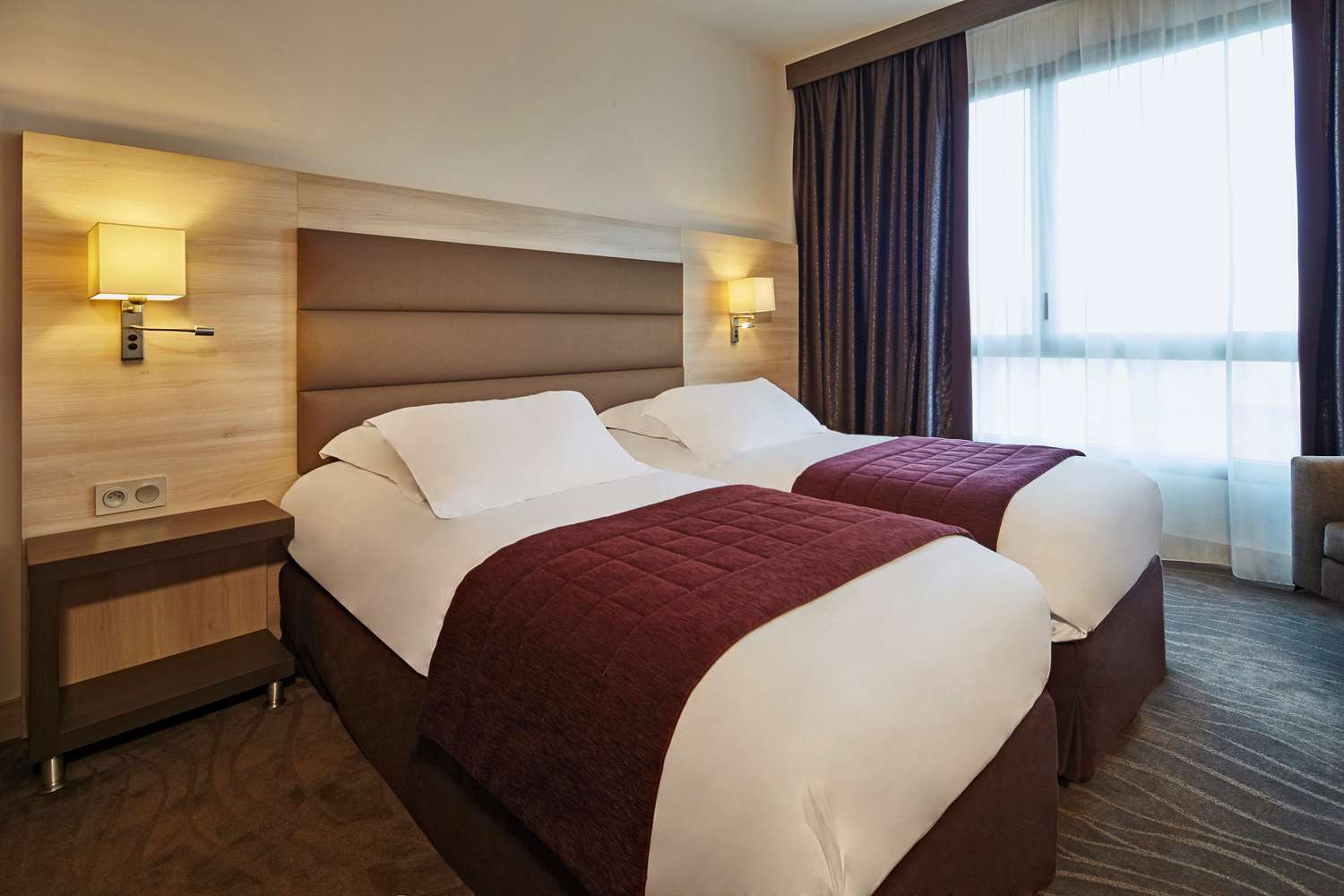 Kyriad Prestige Lyon Est - Saint Priest Eurexpo Hotel and SPA 2