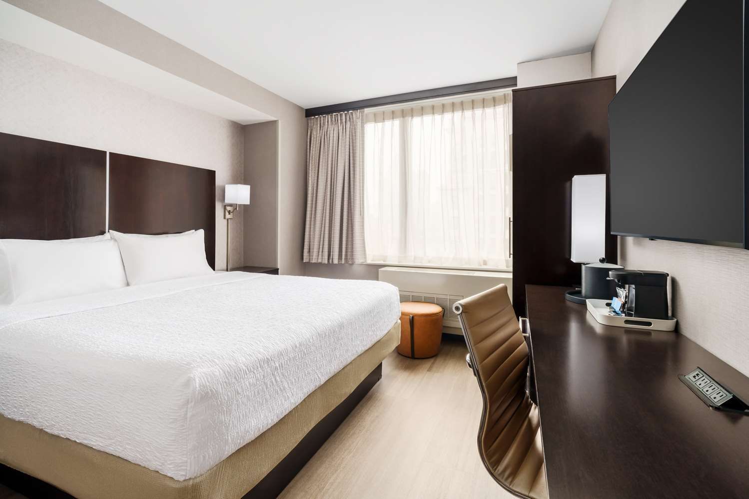 Chambre double, vue sur la ville