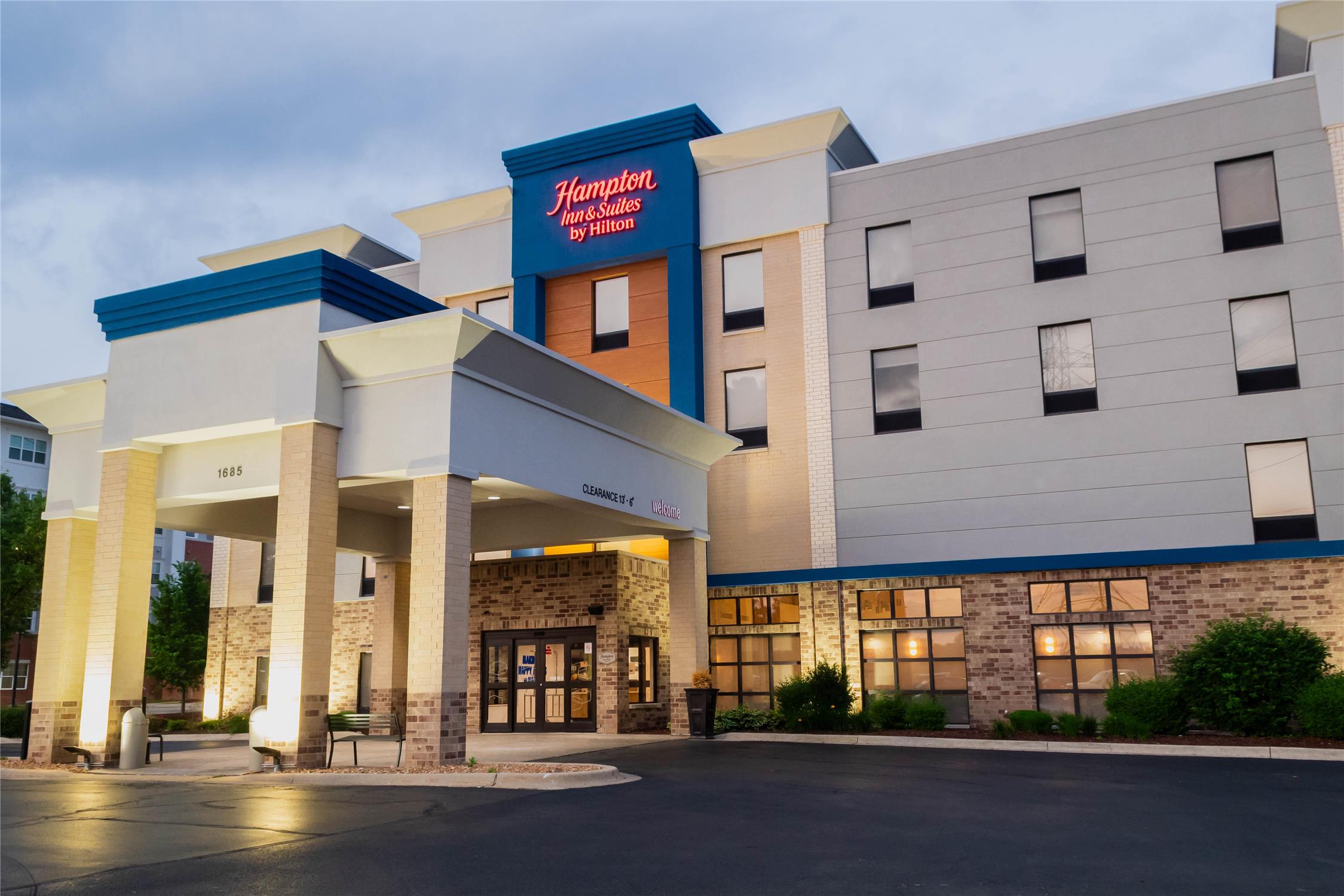 Hampton Inn & Suites Addison 1