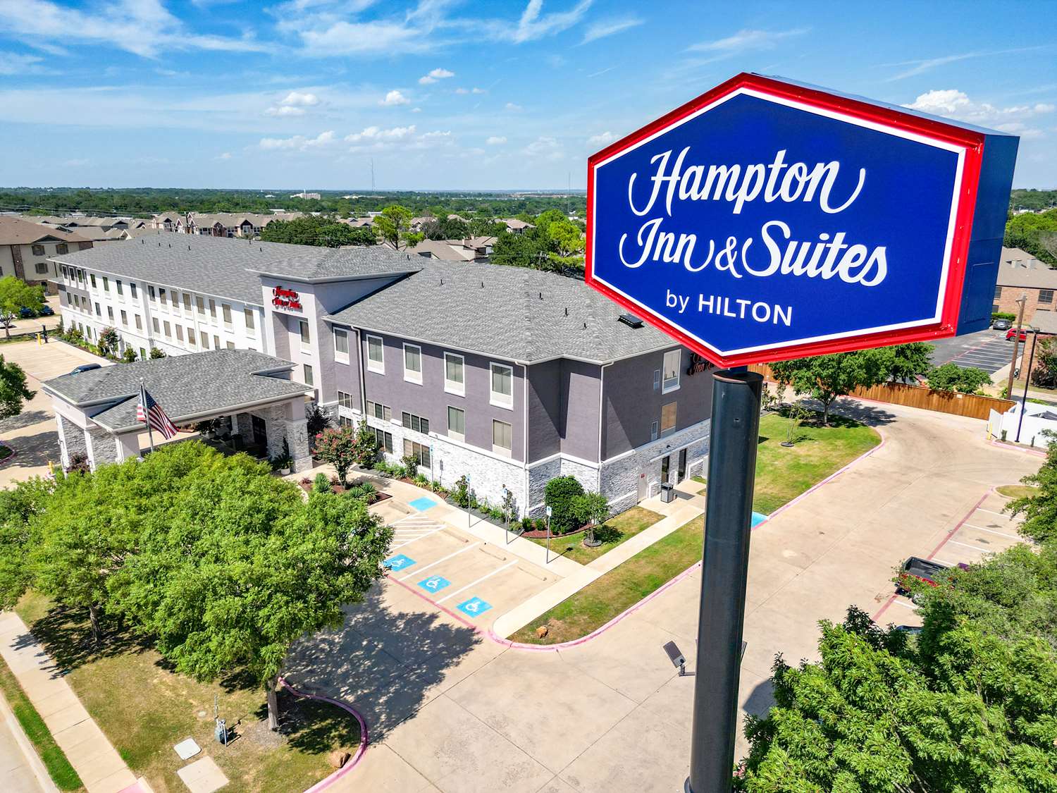 Hampton Inn & Suites Denton 2