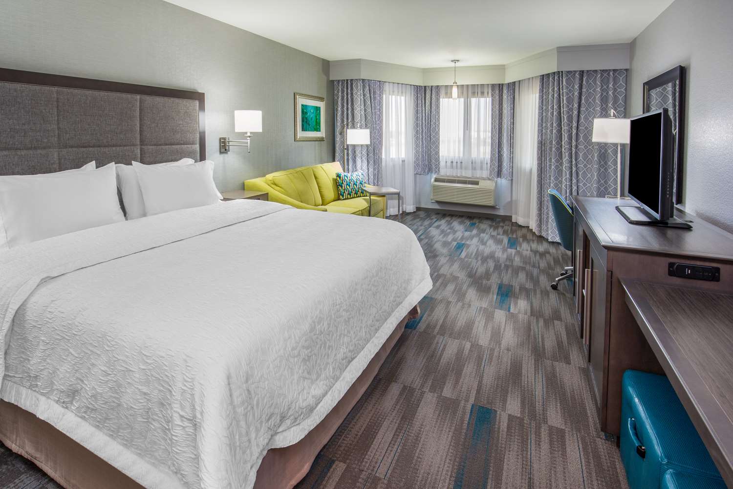 1 King Non Smoking Room with Lake View