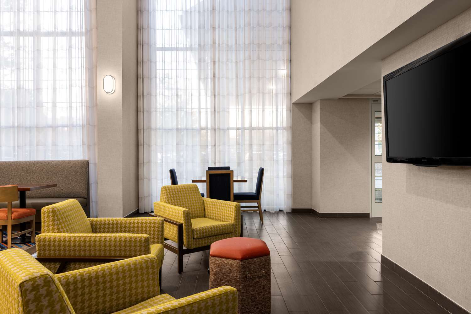 Hampton Inn & Suites State College at Williamsburg Square 2
