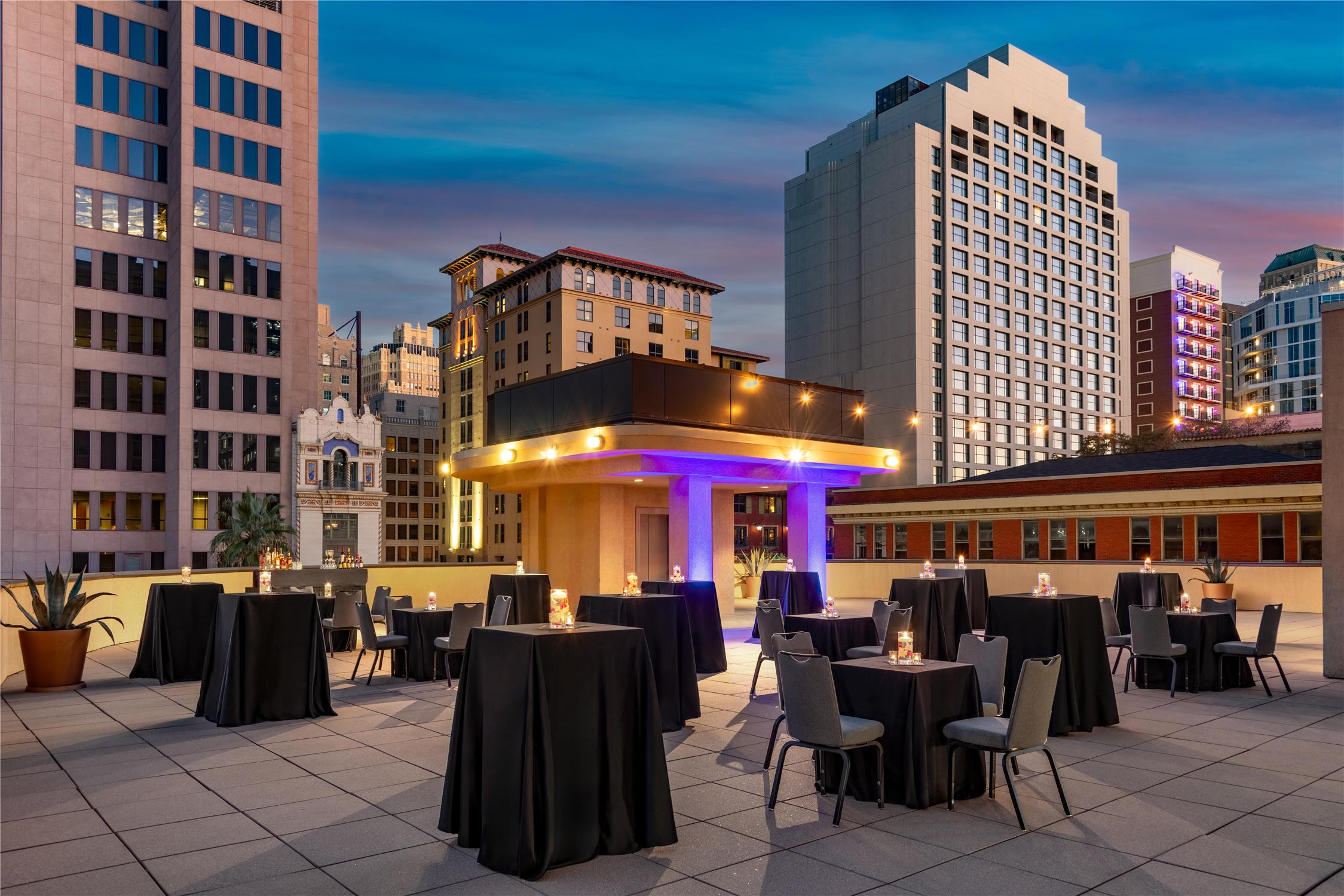 Embassy Suites by Hilton San Antonio Riverwalk Downtown 2