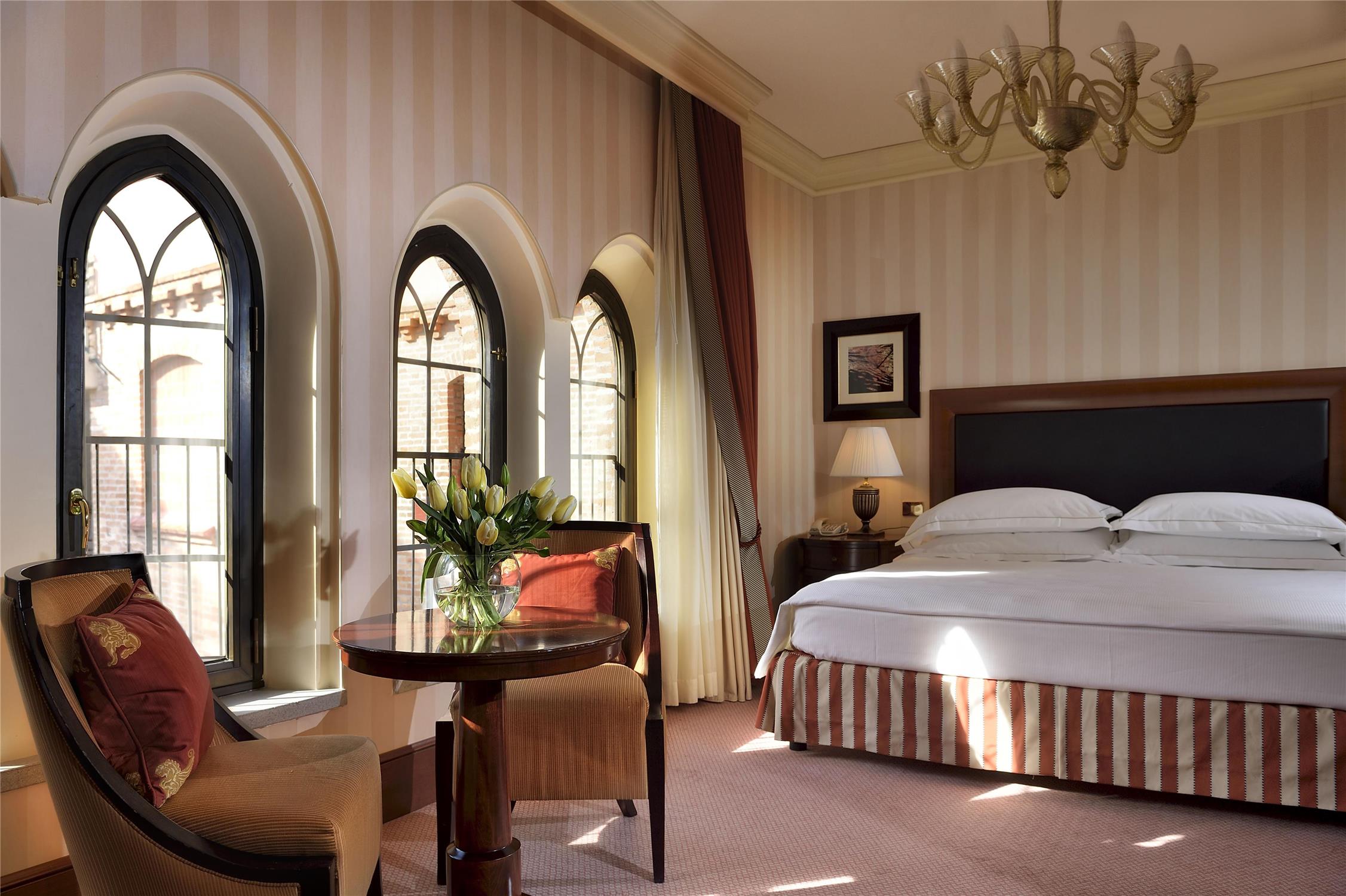 King hilton guestroom
