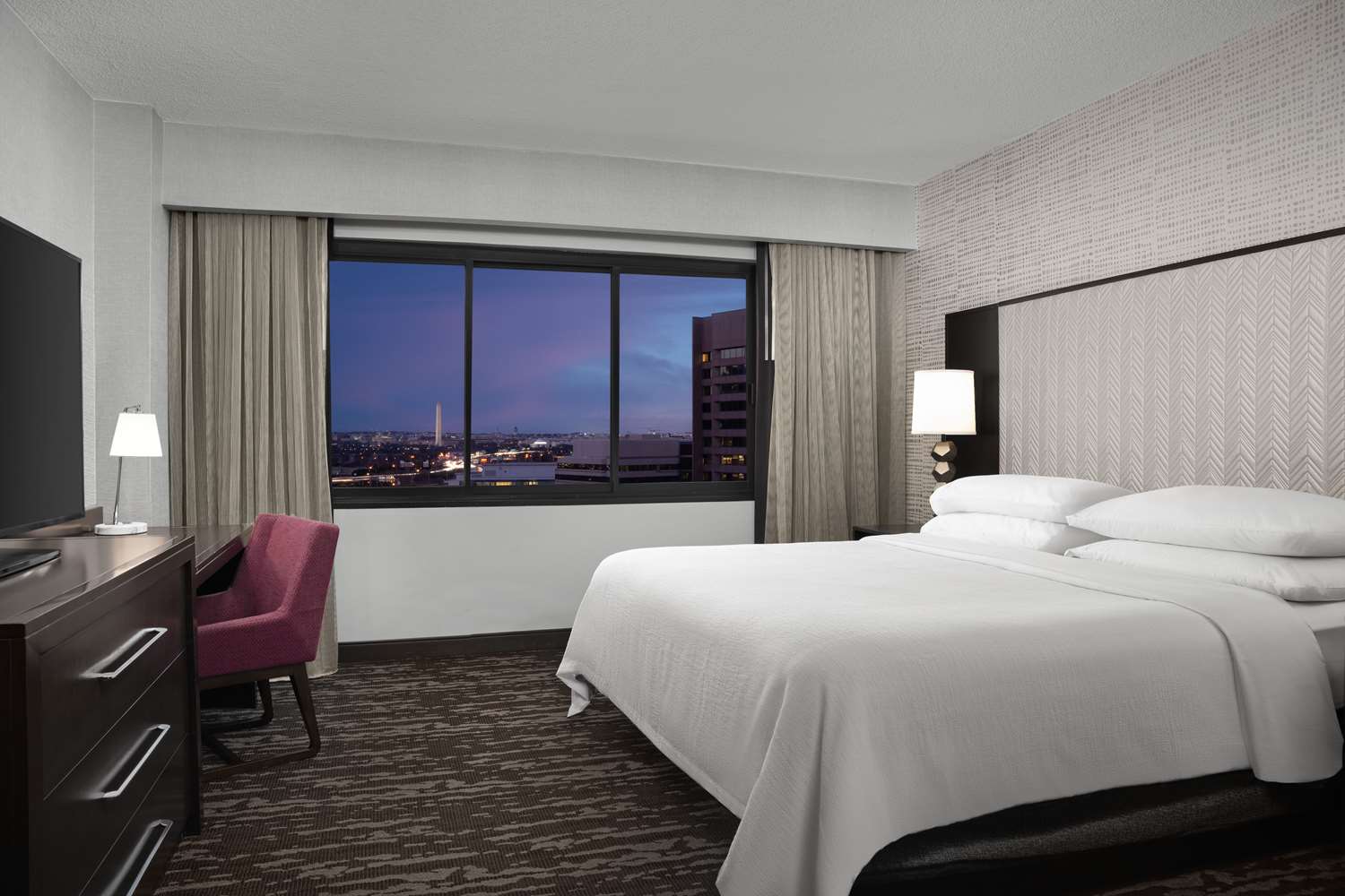 Embassy Suites by Hilton Crystal City National Airport 1