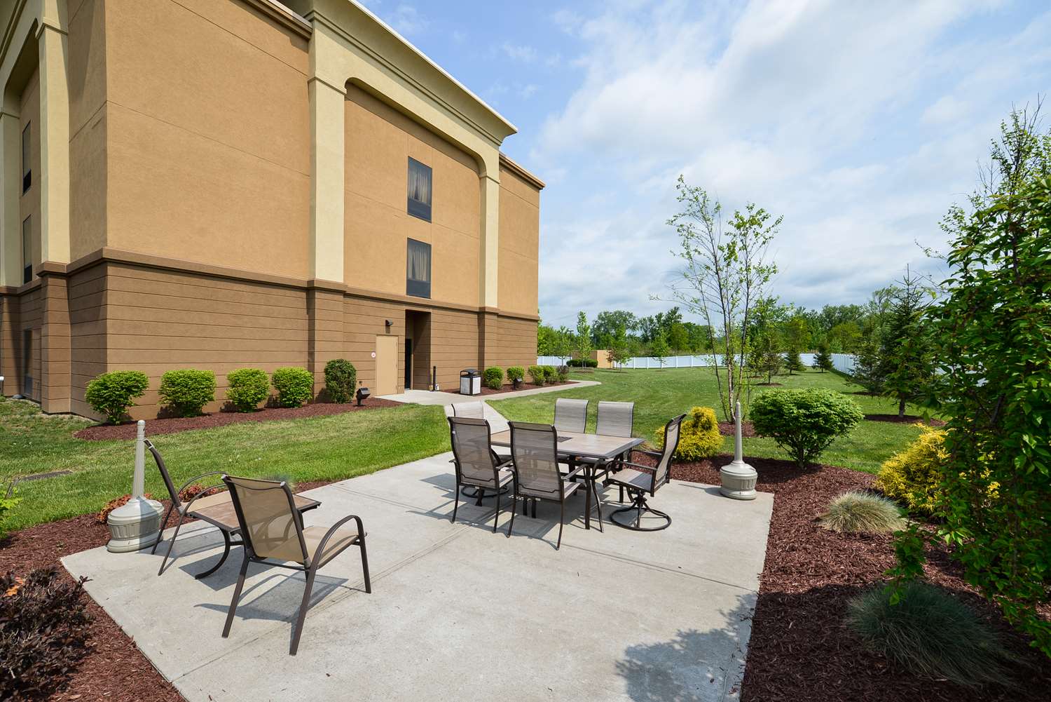 Hampton Inn Utica 2