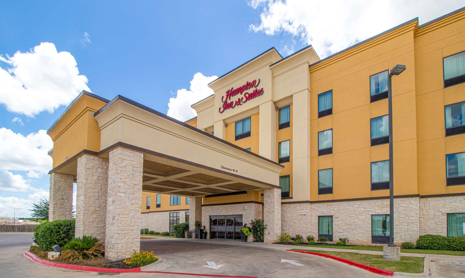 Hampton Inn & Suites Bastrop 1