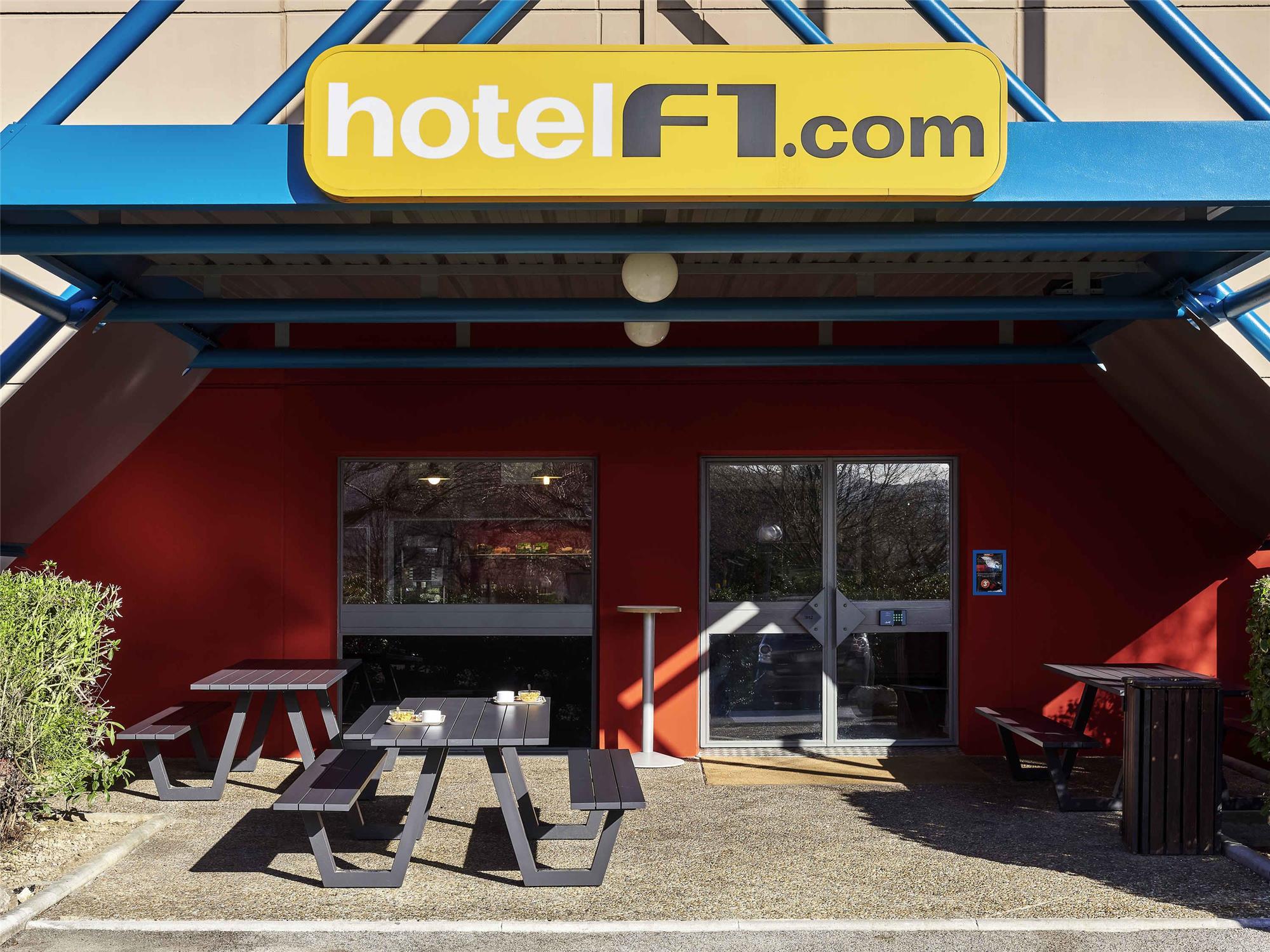 hotelF1 Laval 1