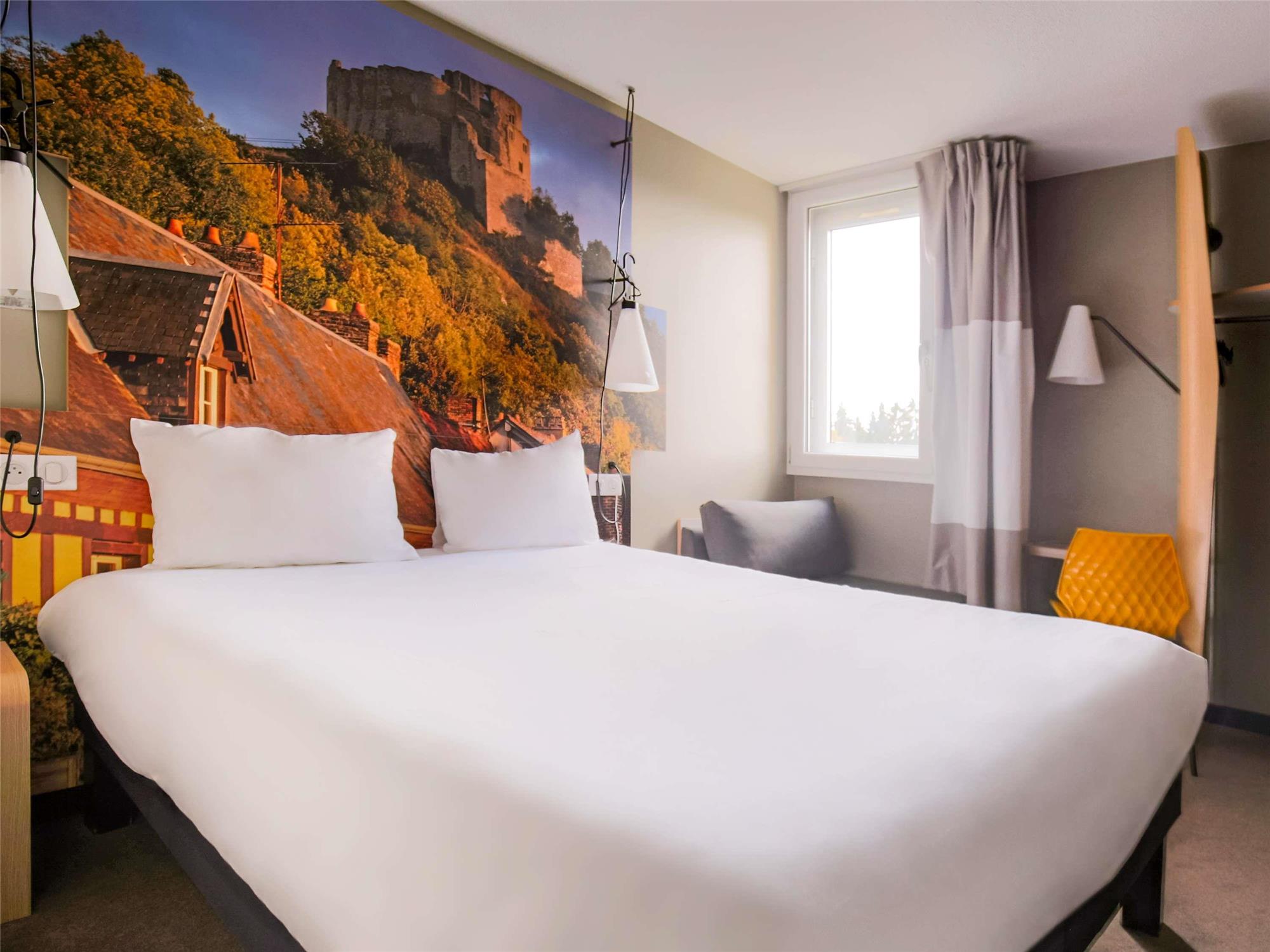 Room with 1 double bed and 1 rollaway bed