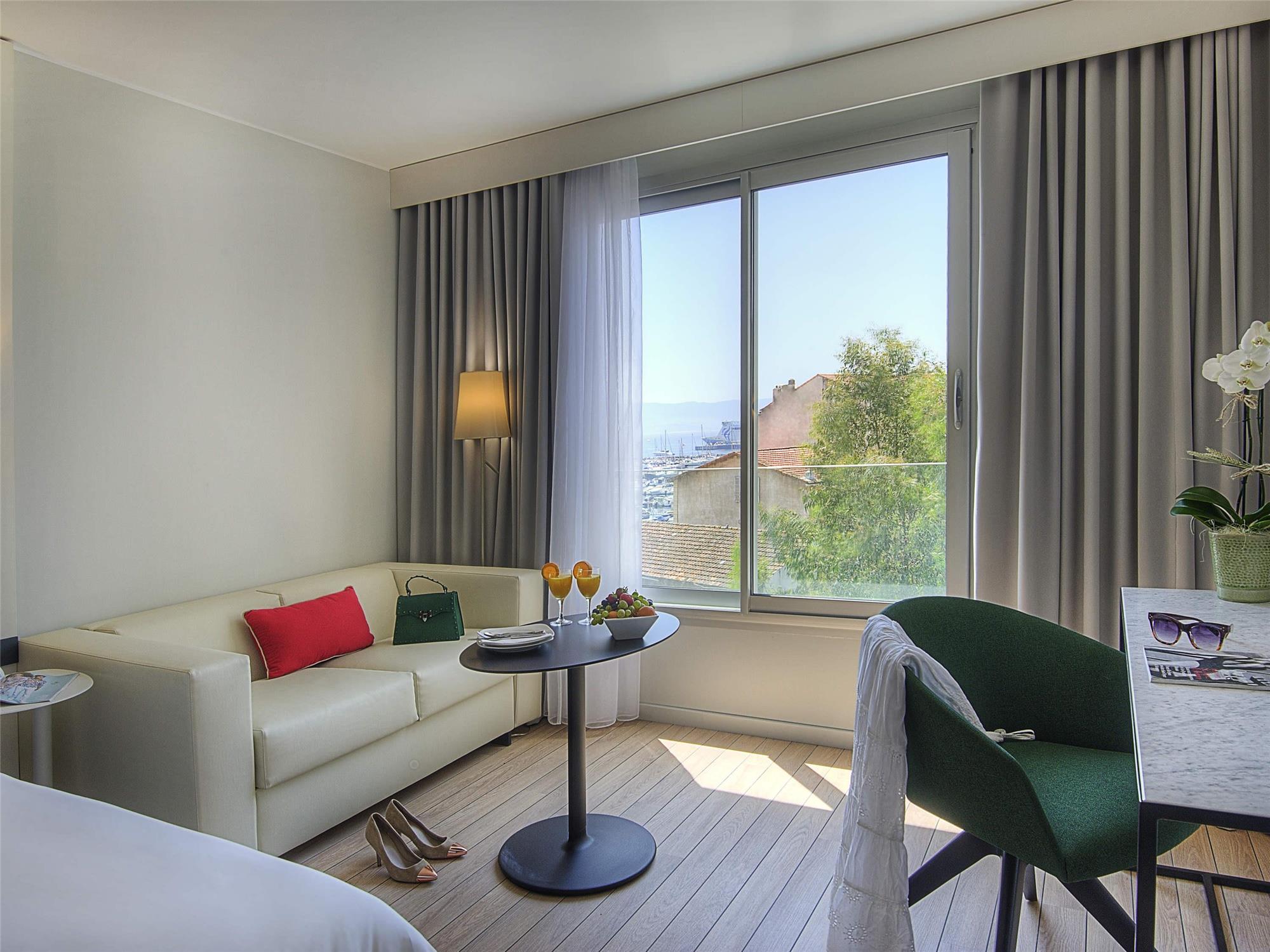 Privilege Zimmer mit Poolblick