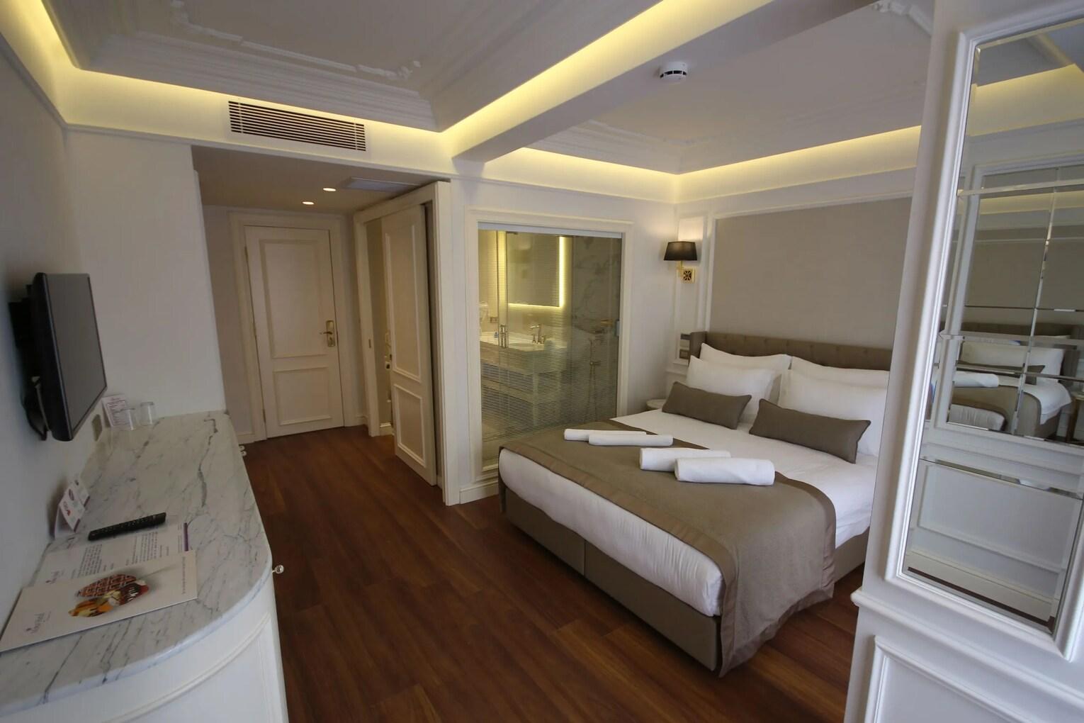 Deluxe Room with Street View