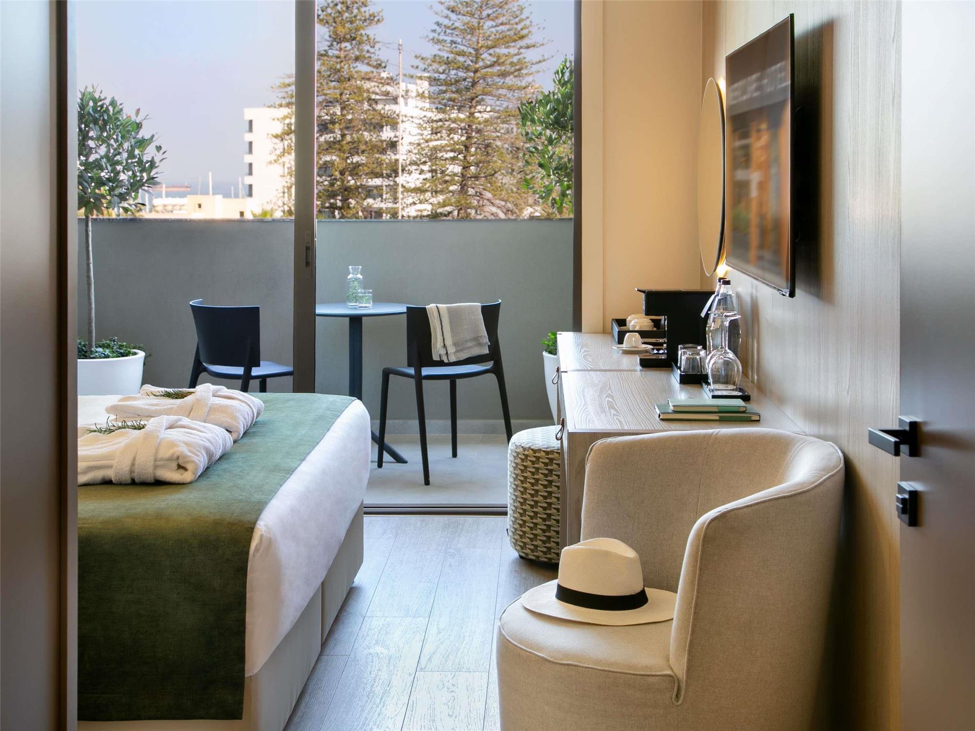 Mercure Larnaca Finikoudes Beach 2
