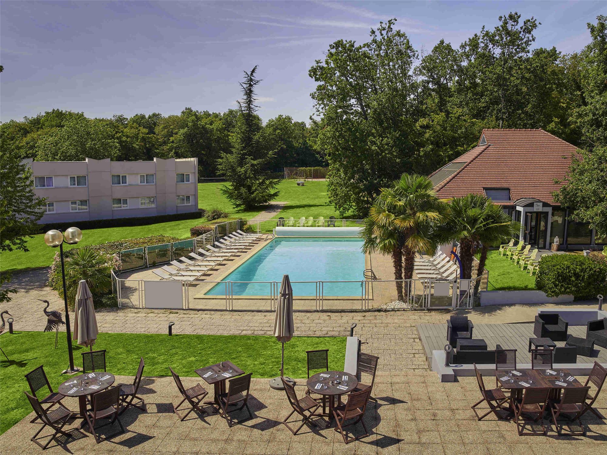 Novotel Fontainebleau Ury 1