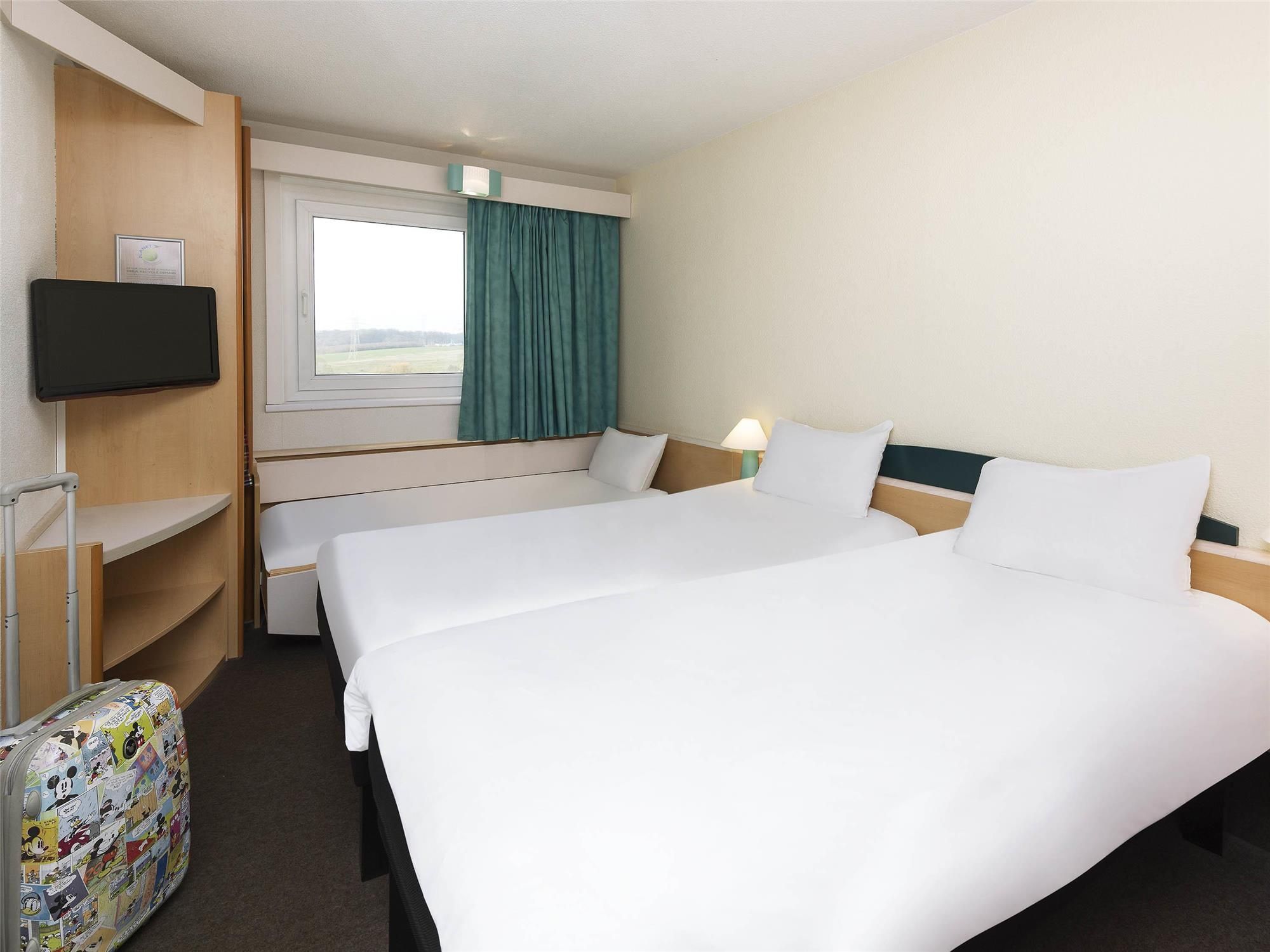 Room with 1 double bed + 1 extra bed equipped t he new bedding