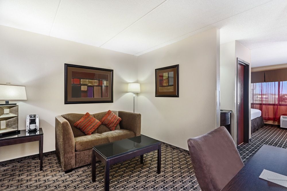 Crowne Plaza MILWAUKEE AIRPORT by IHG 2