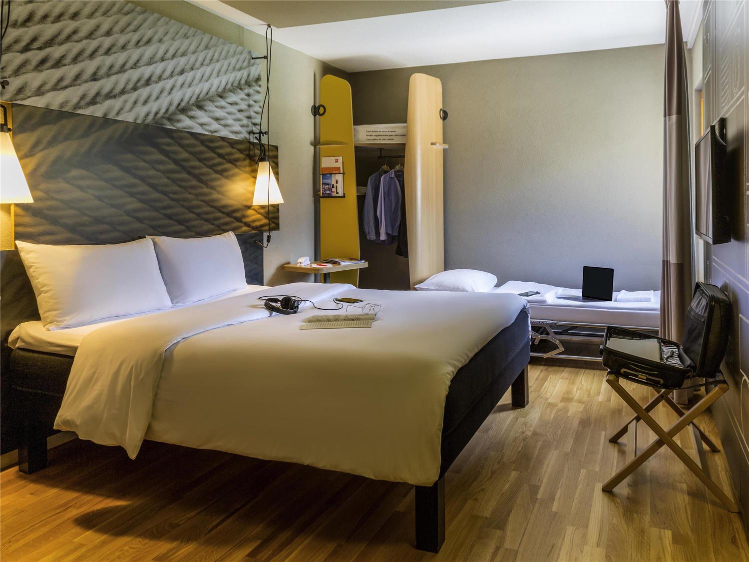 Renovated room with 1 double bed 160 x 200 cm with Sweet Bed by ibis bedding