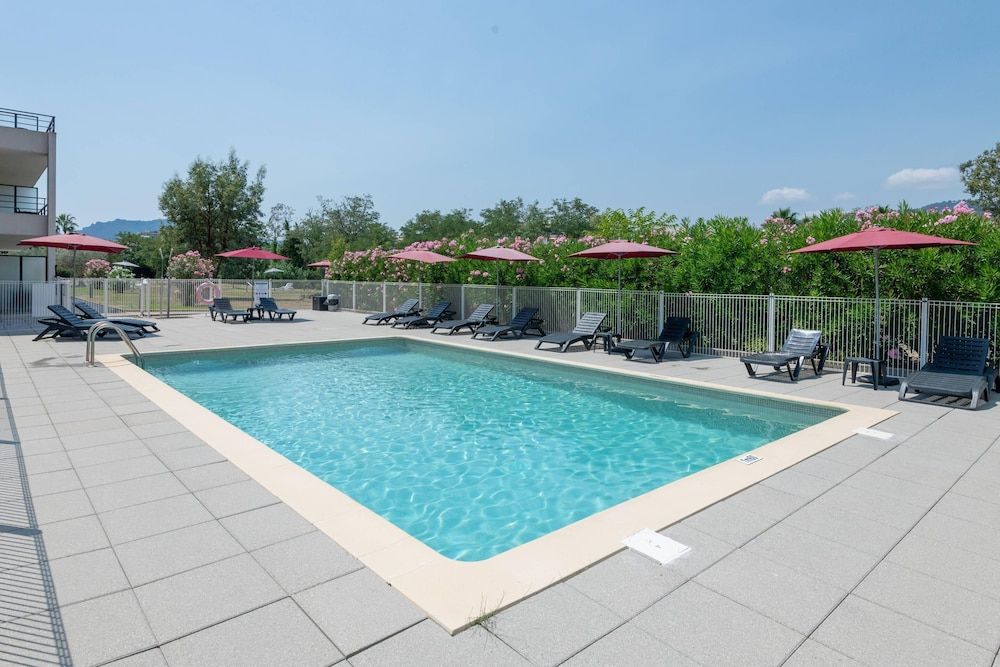 Lille - Saint-Tropez - Comfort Aparthotel Cannes Mandelieu - Saint-Tropez