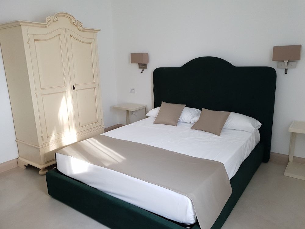 Paris - Massafra - Villa Natia - Massafra