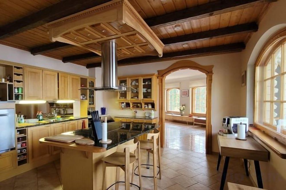 Pinecrest Villa - Castle Style Living on Seaside 2