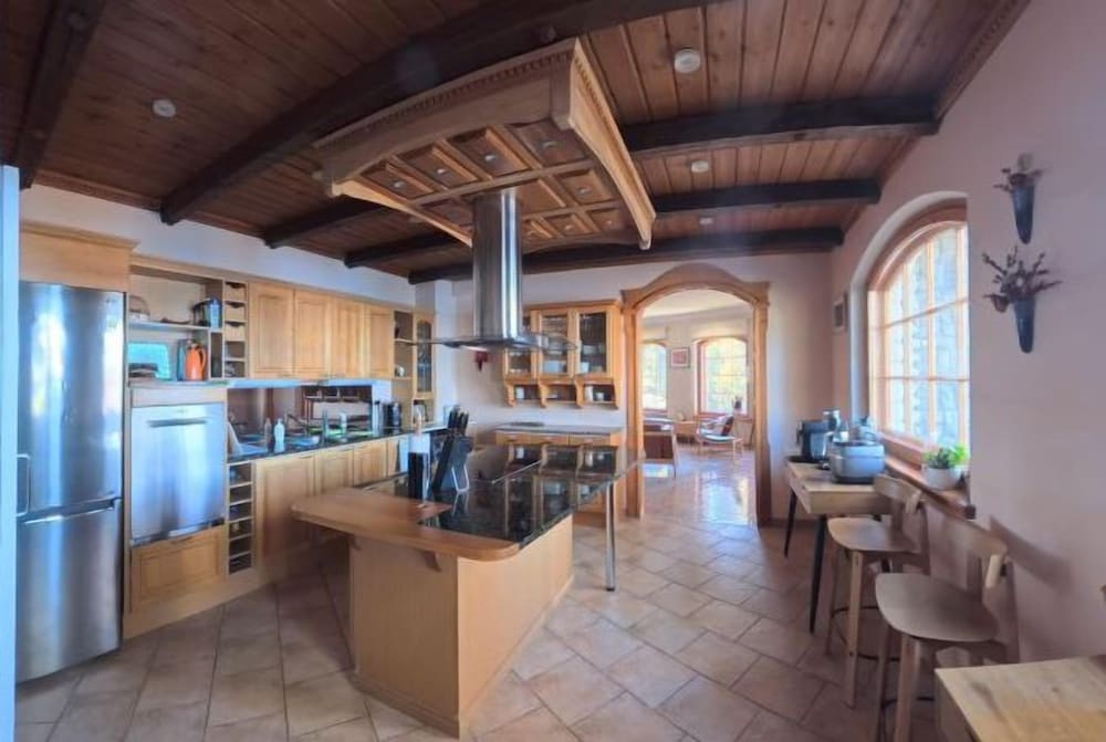 Pinecrest Villa - Castle Style Living on Seaside 1