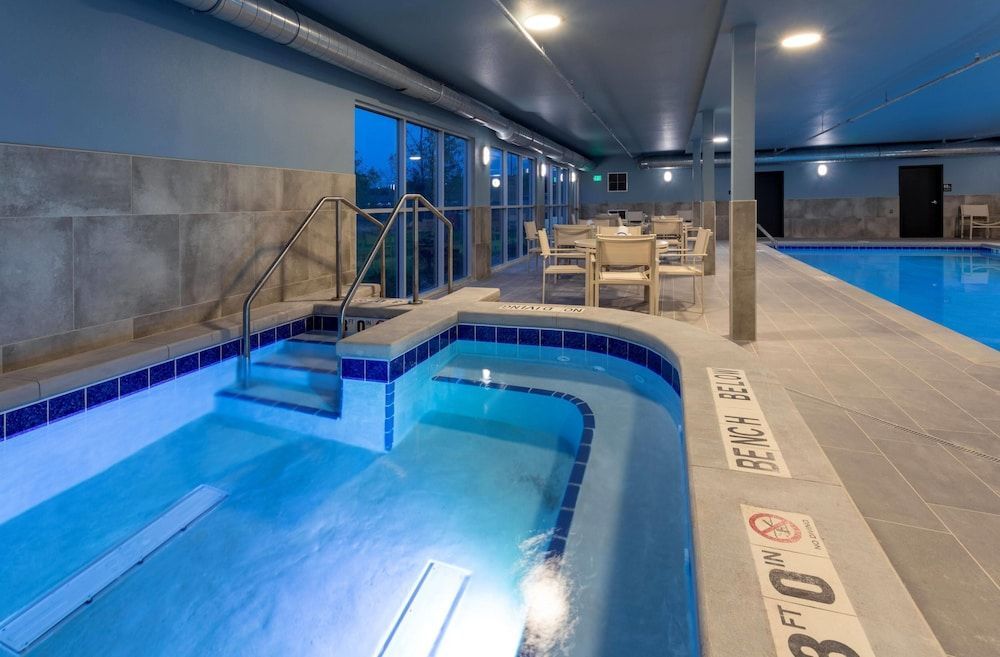 La Quinta Inn & Suites by Wyndham Kaukauna 1