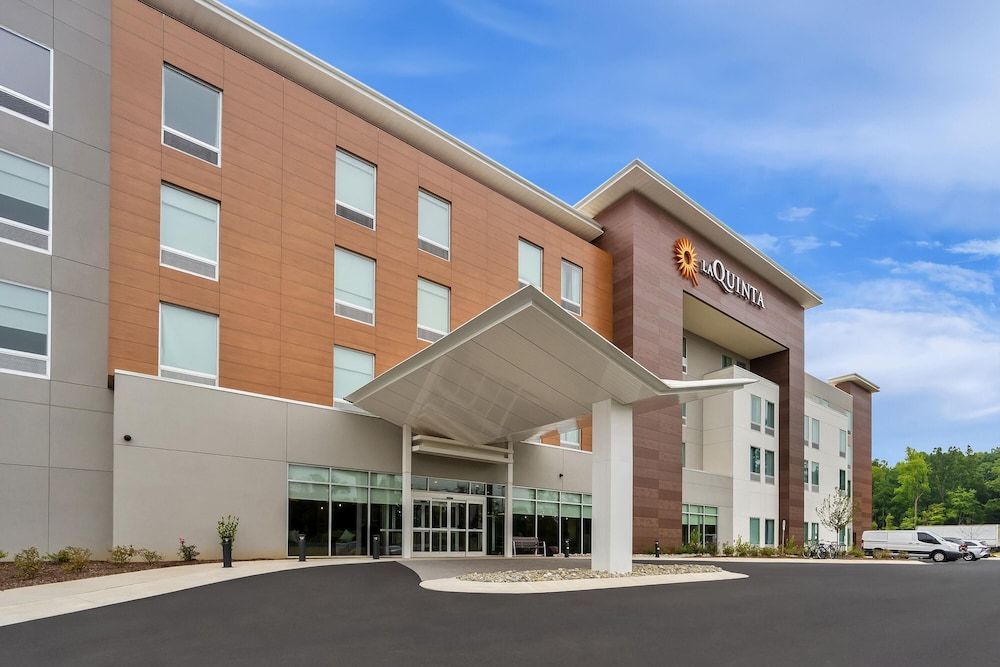 La Quinta Inn & Suites by Wyndham Mebane 1