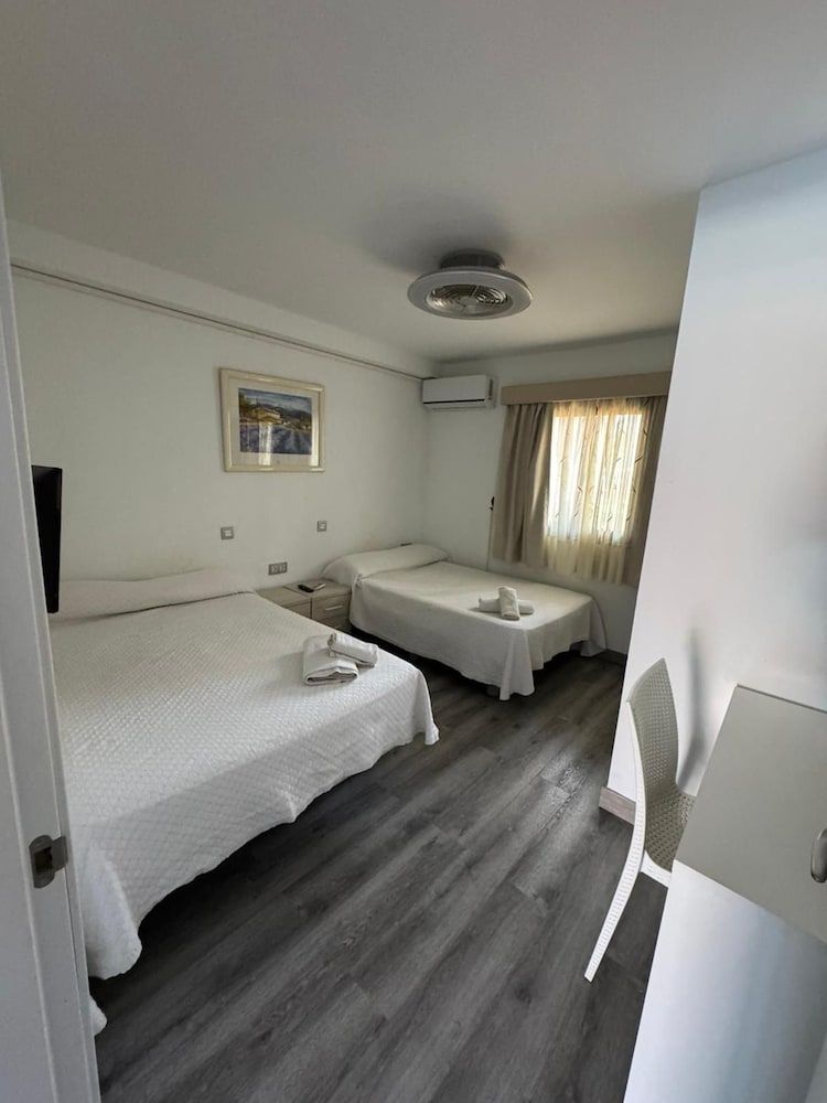 Las Americas 1-Bed Apt Sleeps 5 Pool Parking 2