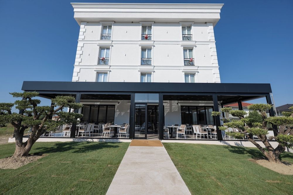 Hotel By Holiday 1