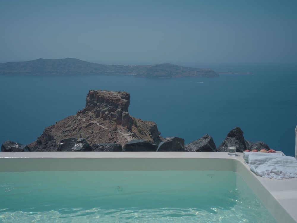 Anemos Cave Suites 1