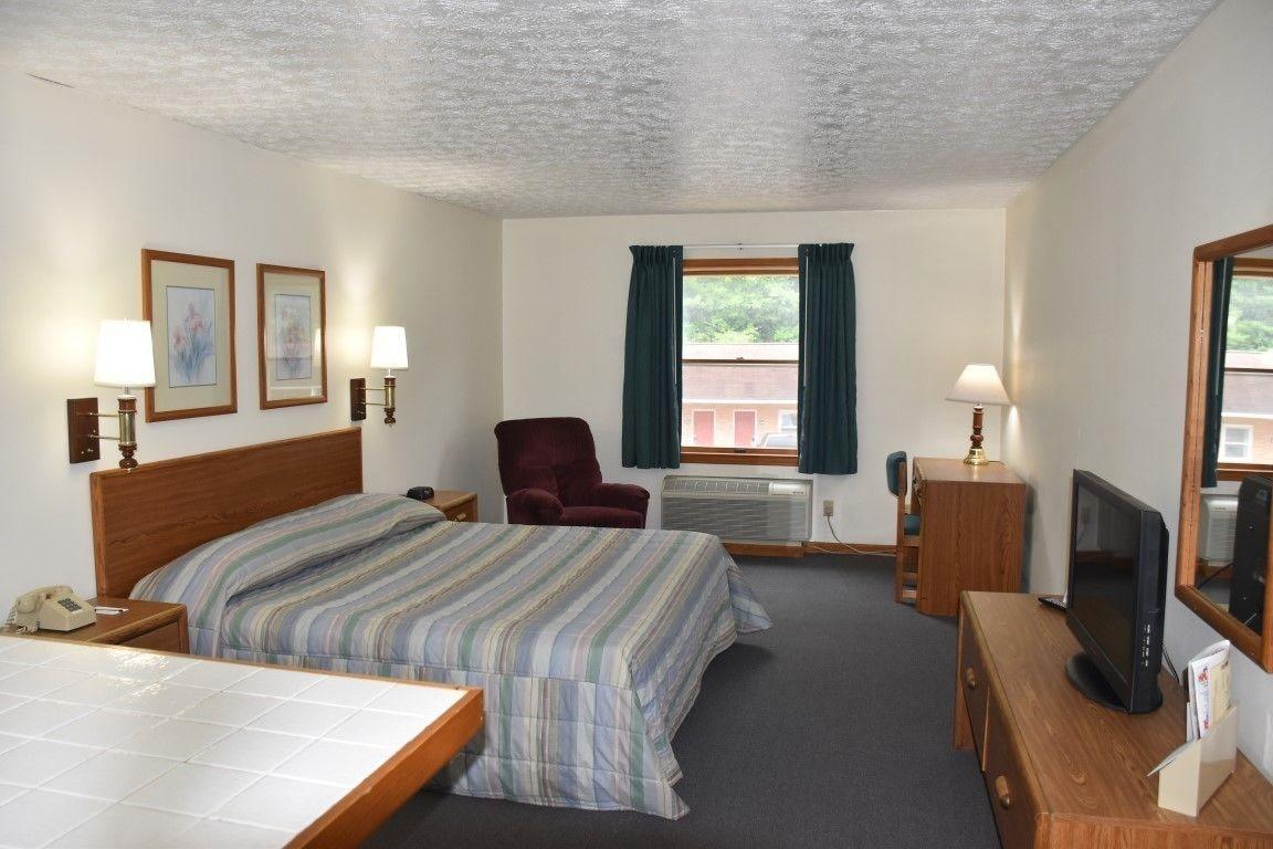 Elkins Economy Inn 1