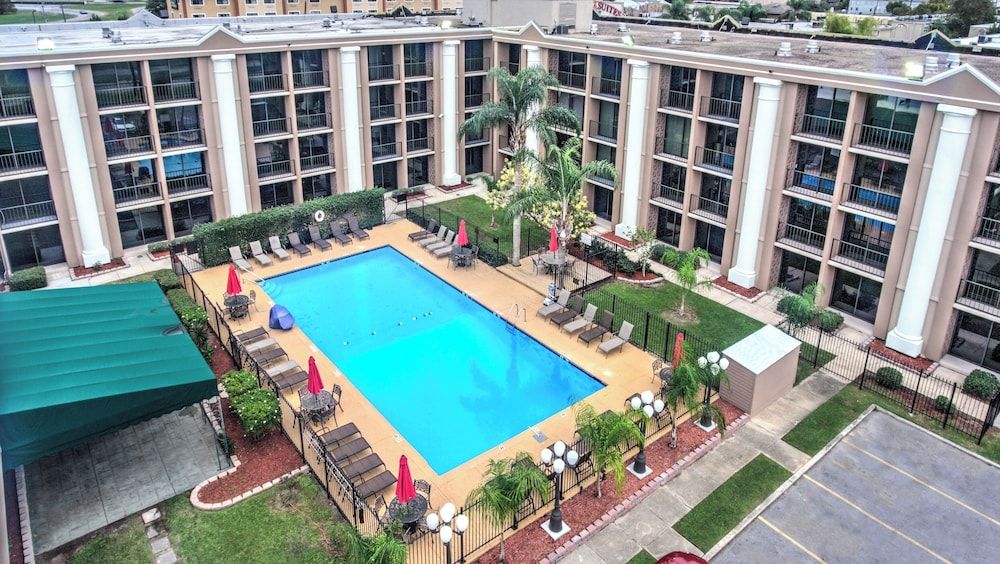 Clarion Hotel & Suites 1