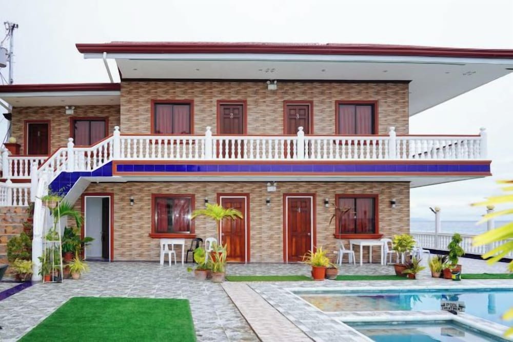 RedDoorz Plus at Billys Resort Oslob 2