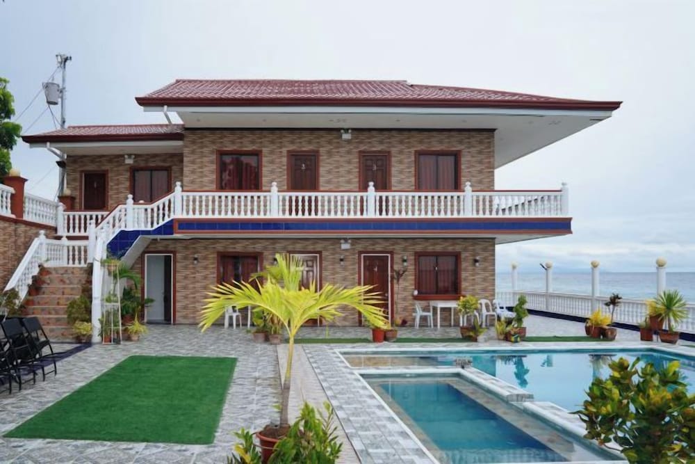 RedDoorz Plus at Billys Resort Oslob 1