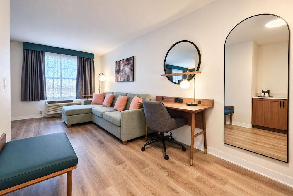 La Quinta Inn & Suites by Wyndham Auburn Hills / Detroit 1