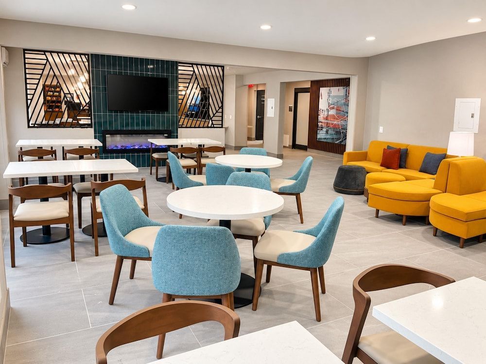 La Quinta Inn & Suites by Wyndham Auburn Hills / Detroit 2