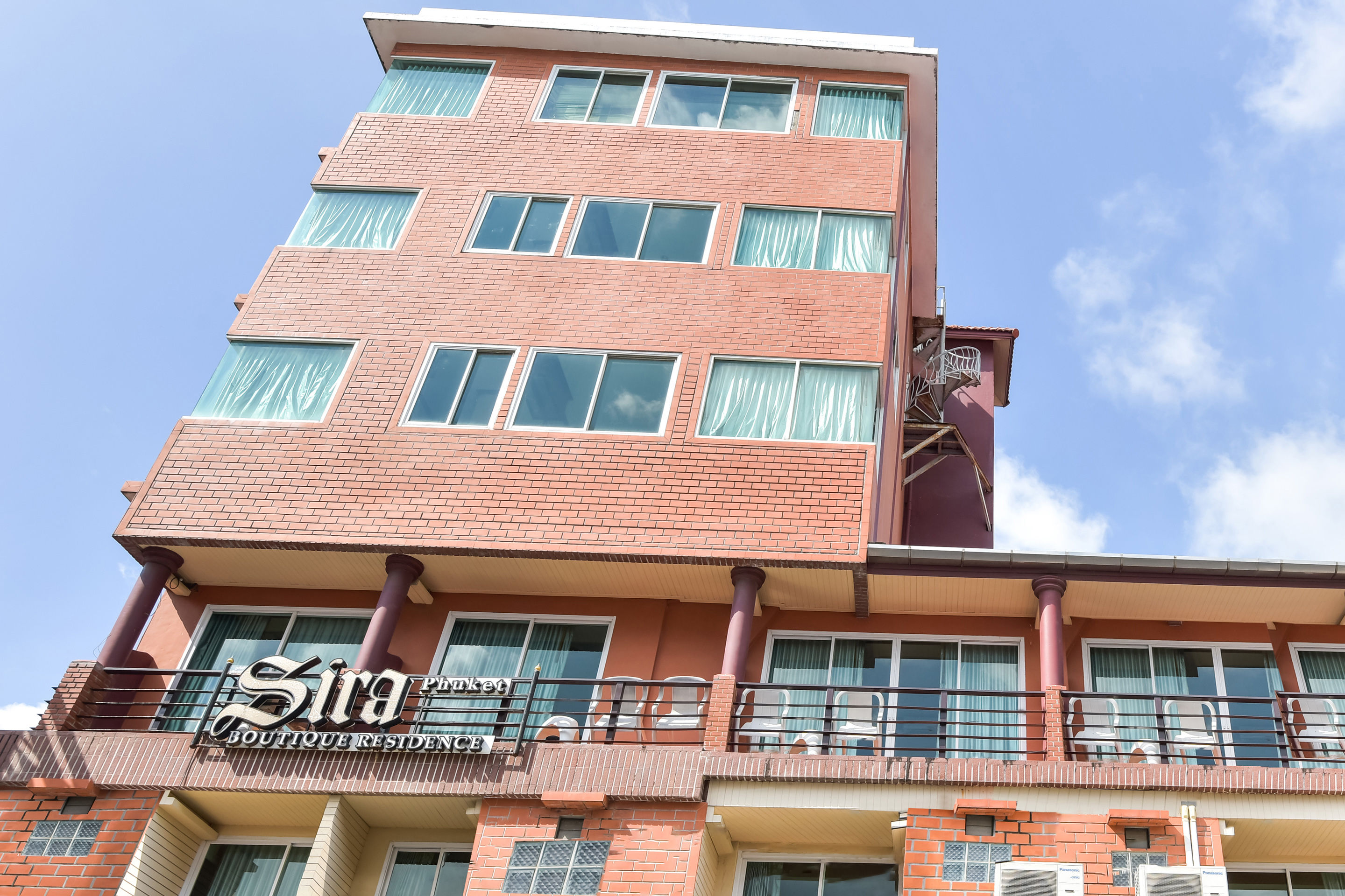Sira Boutique, Patong 1