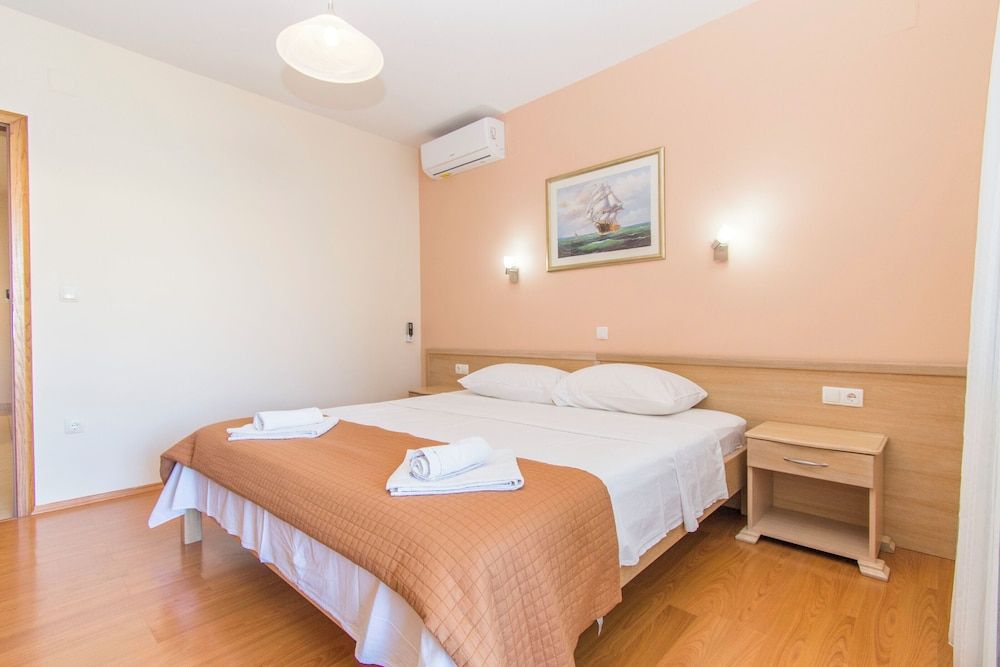 Three Pearls Deluxe Rooms & Studios 1