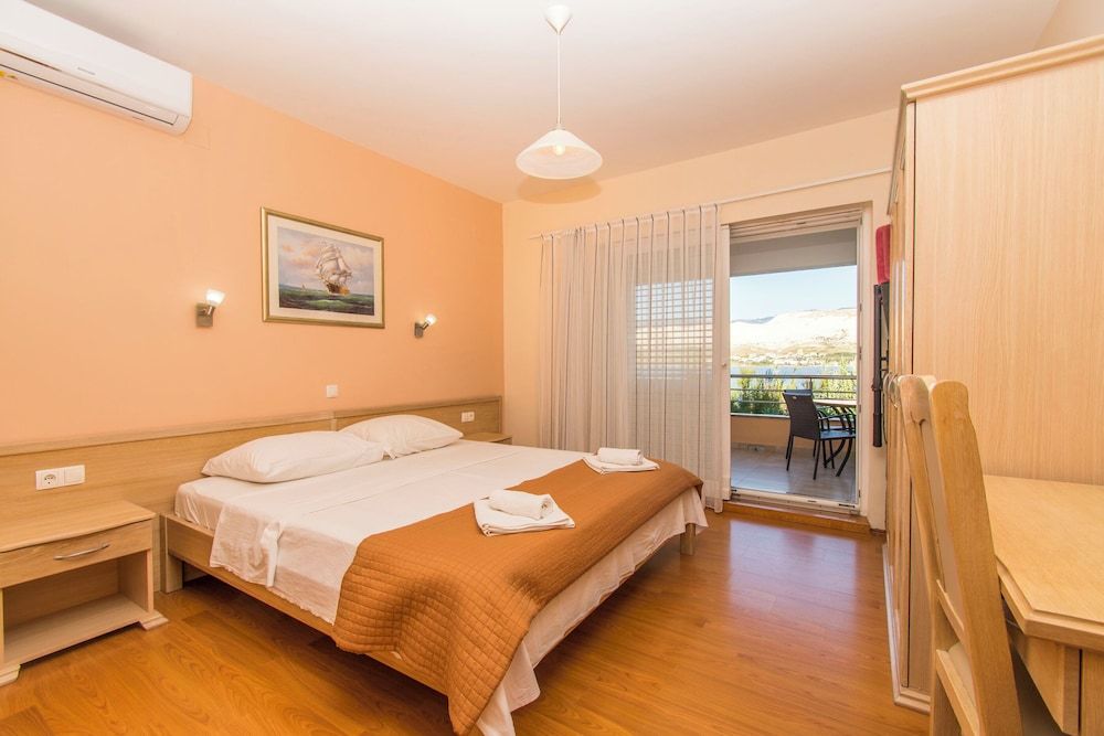 Three Pearls Deluxe Rooms & Studios 2