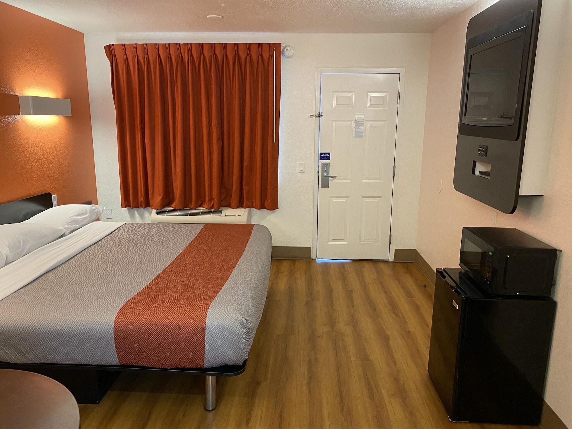 Motel 6-Youngstown, OH 1