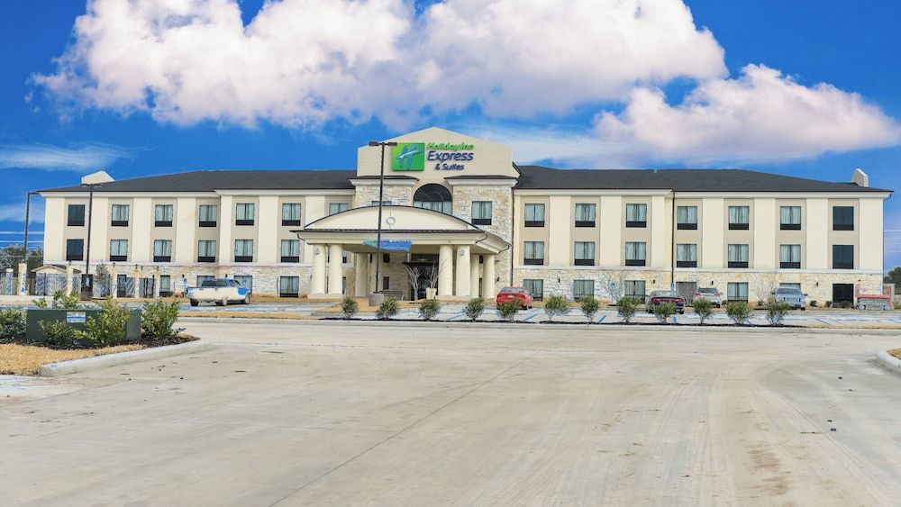 Holiday Inn Express & Suites CUERO by IHG 1