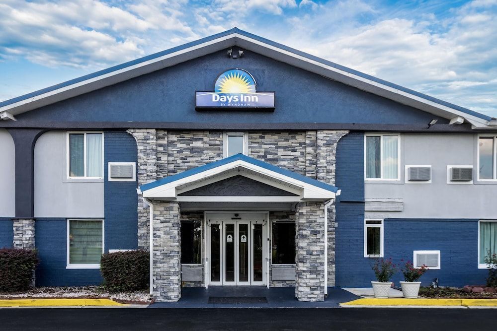 Days Inn by Wyndham Savannah Gateway I-95 1