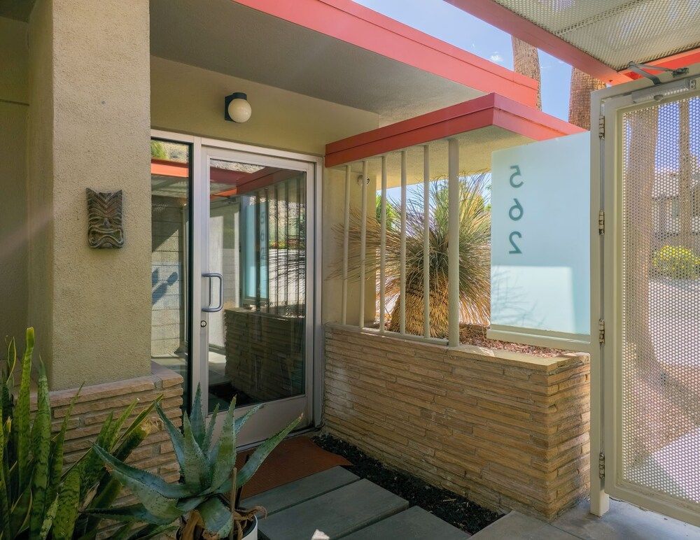 Orbit In - 21 and Over - A Town & Desert Boutique Hotel 2