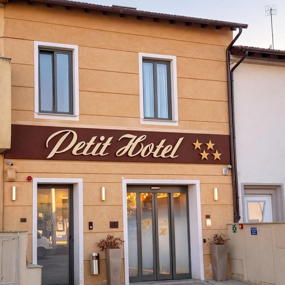Petit Hotel 1