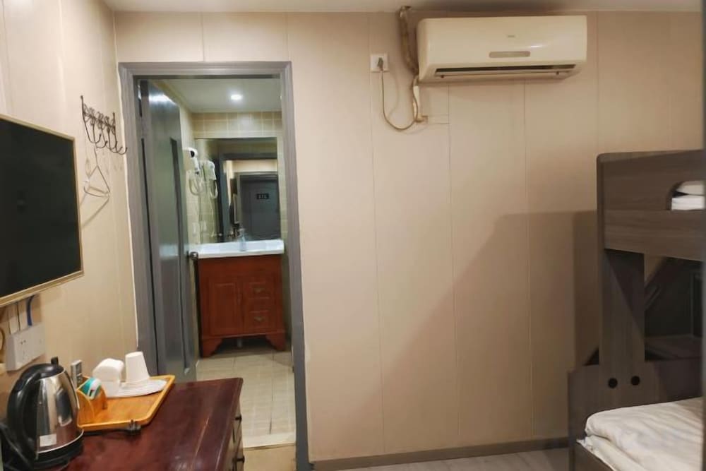 Yunhai Electric Sports Hotel (Yan'an West Road Subway Station) 2