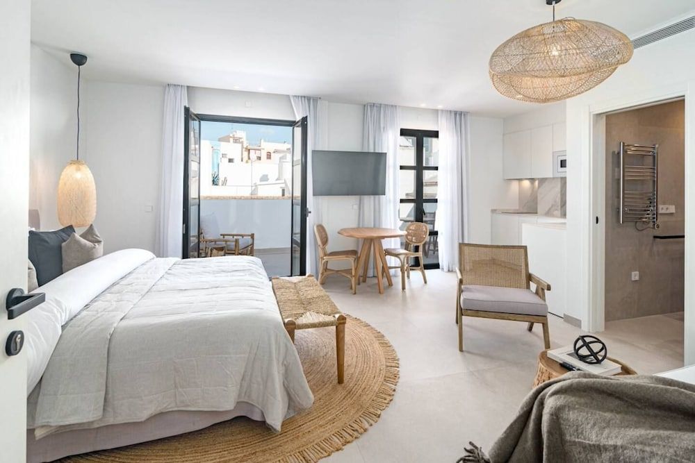 Seaclub suites Estepona by Roomservices 2