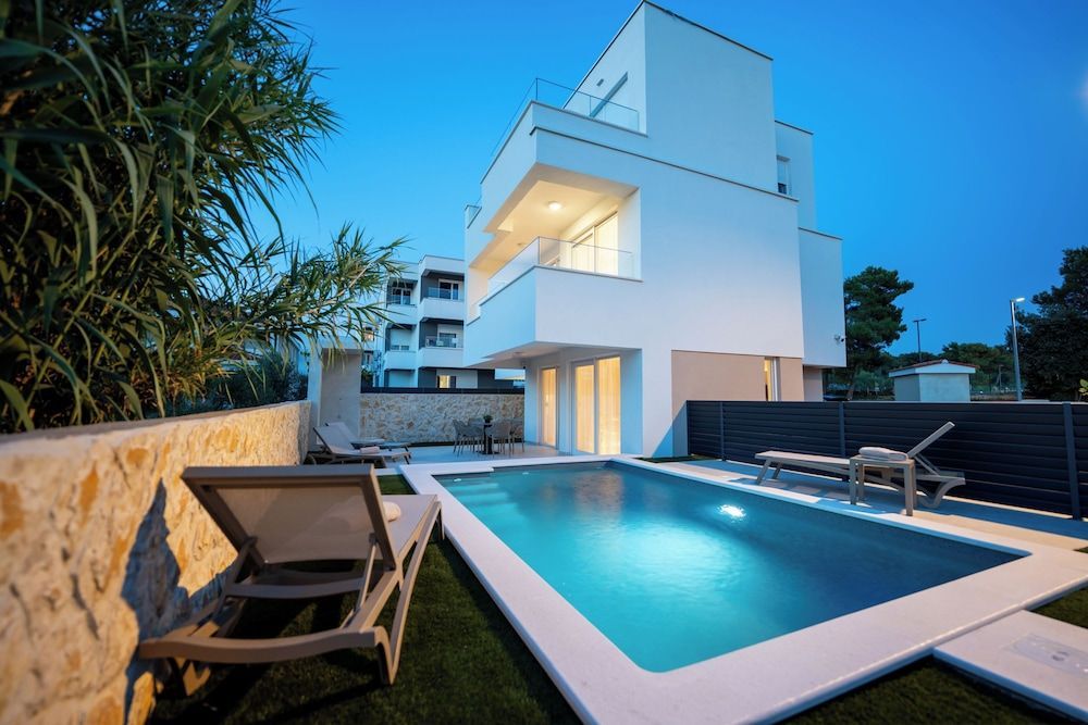 Smash A - Apartments with Private Heated Pool 1
