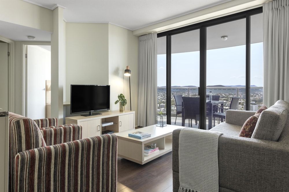 Oaks Brisbane Aurora Suites 1