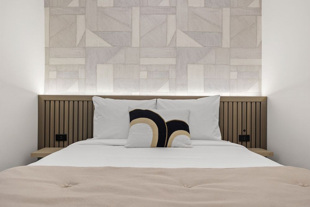 The Weekender Hotel 2